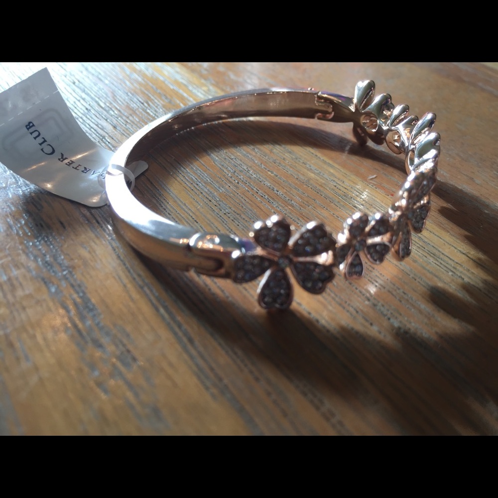 NWT Rose gold flower bracelet